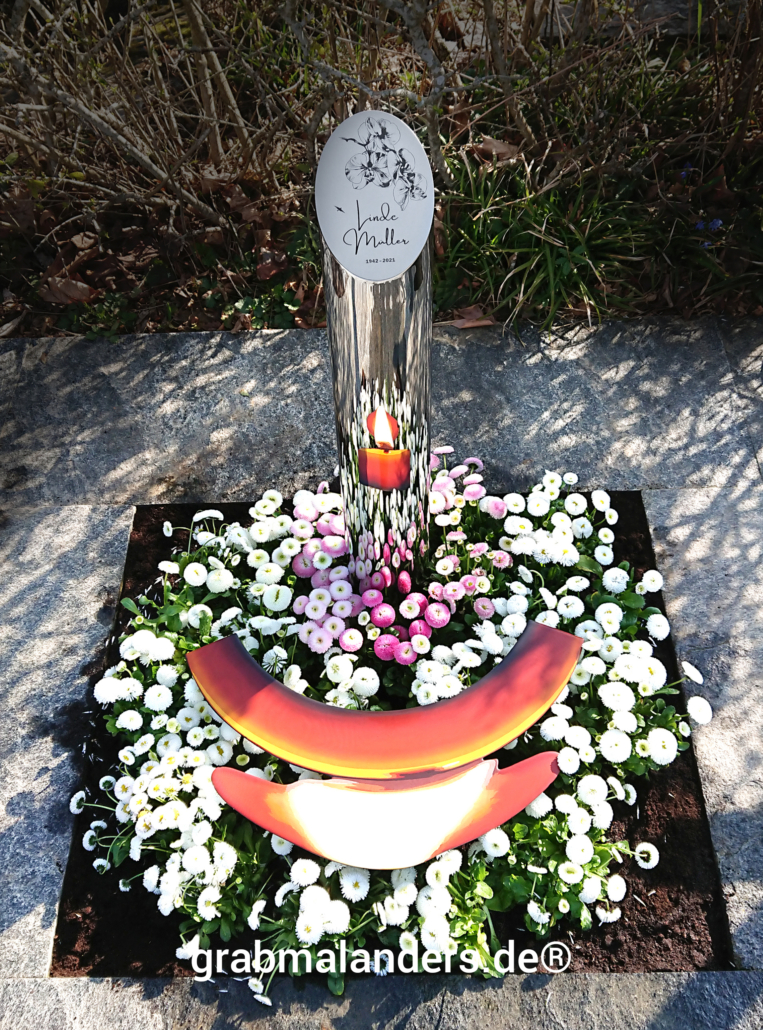 optische Illusion: Brennende Kerze im Blumenmeer